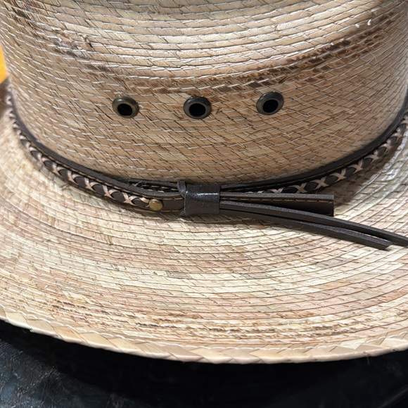 Kids cowboy hat size XS
Bullhide brand
New, never worn - Picture 2 of 4